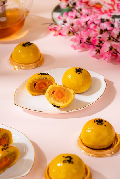 Un gâteau de lune est un produit de boulangerie chinois traditionnellement consommé pendant la fête de la mi-automne