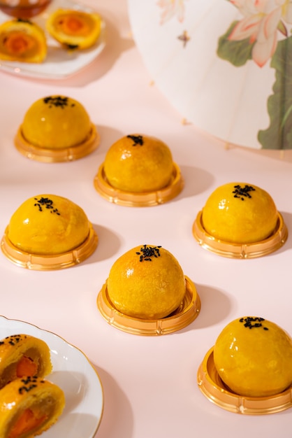 Un gâteau de lune est un produit de boulangerie chinois traditionnellement consommé pendant la fête de la mi-automne