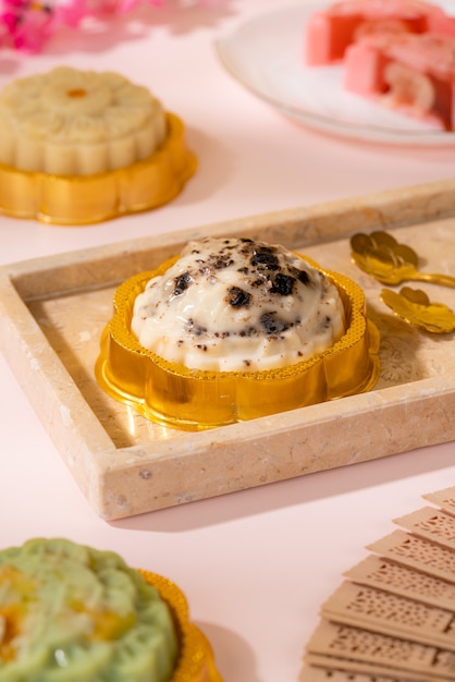 Un gâteau de lune est un produit de boulangerie chinois traditionnellement consommé pendant la fête de la mi-automne