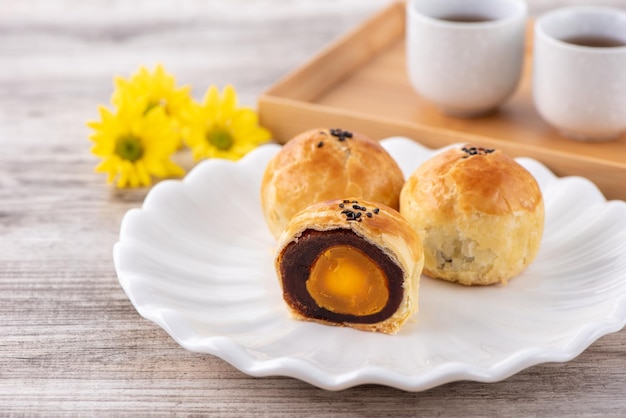 Gâteau de lune gâteau de lune pâtisserie jaune pour MidAutumn Festival maison de vacances vue de dessus concept sur table en bois clair avec espace de copie