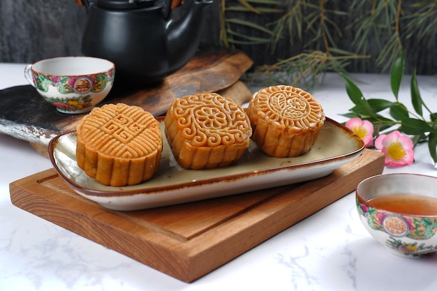 Gâteau de lune, gâteau de lune - pâtisserie traditionnelle chinoise sur fond blanc, festival de la mi-automne