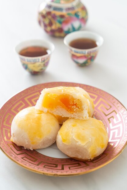 Gâteau de lune de pâtisserie chinoise avec cacahuète d'oeuf salé ou pâtisserie de rouleau de ressort avec des écrous et des oeufs salés - style de cuisine asiatique