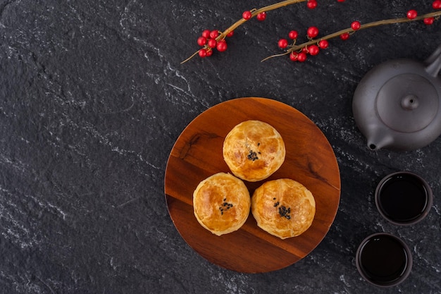 Gâteau de lune pâtisserie jaune gâteau de lune pour le festival de la mi-automne vacances vue de dessus concept de conception sur une table en bois sombre avec espace de copie à plat