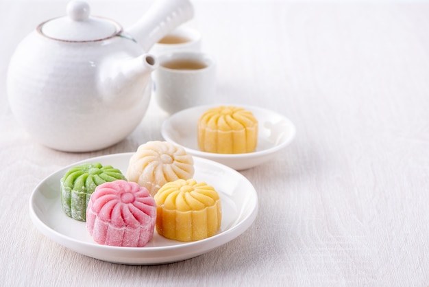 Gâteau de lune de peau de neige colorée sur une assiette