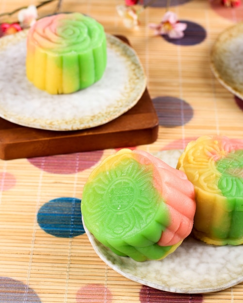 Gâteau de lune à la peau de neige Gâteau traditionnel chinois coloré à base de farine de riz gluant et farci de diverses pâtes à l'intérieur