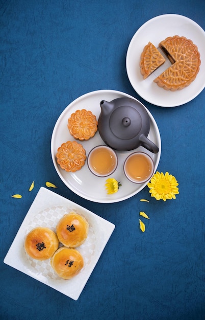 Photo gâteau de lune pour le festival de la mi-automne délicieux beau gâteau de lune frais sur une assiette sur fond bleu vue de dessus de table concept de conception de mise en page à plat