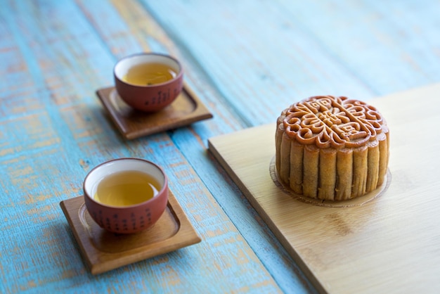 Gâteau de lune servi avec du thé chinois