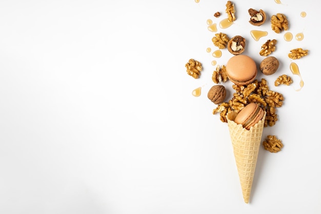 Gâteau Macaron Aux Noix Dans Un Cornet Gaufré Pour La Crème Glacée Sur Fond Blanc