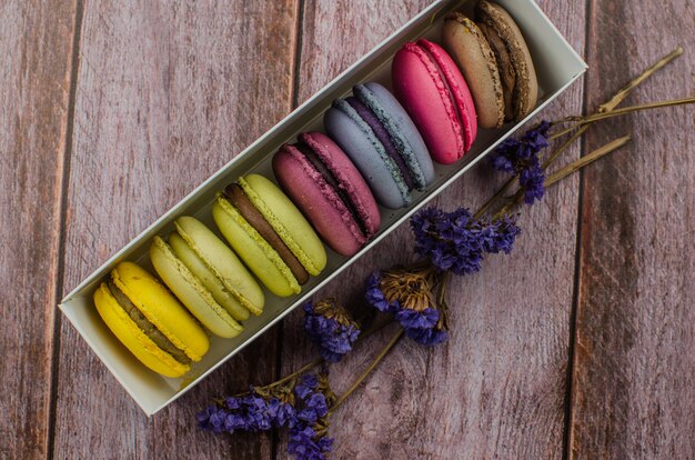 Gâteau macaron français. Macarons en boîte avec fleurs séchées