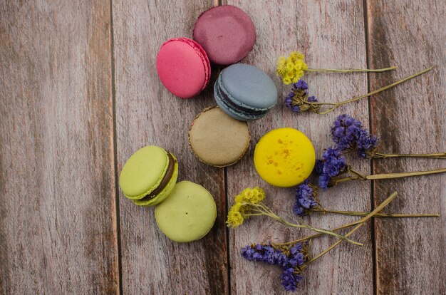 Gâteau macaron français. Macarons en boîte avec fleurs séchées