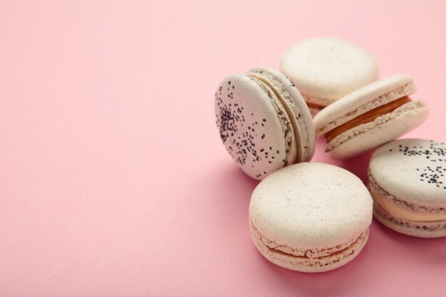 Gâteau macaron ou macaron sur fond rose Espace pour le texte