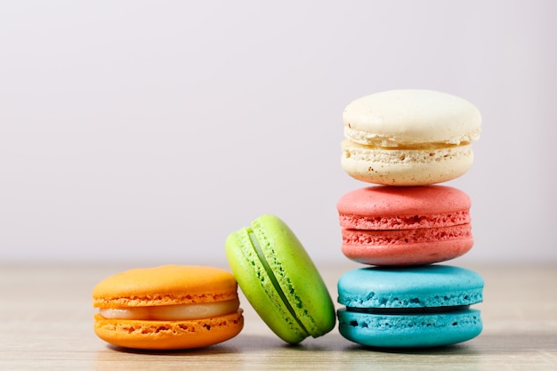 Gâteau macaron ou macarons sur fond pastel avec espace copie, dessert sucré et coloré