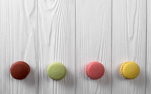 Gâteau de macarons colorés sur planche de bois