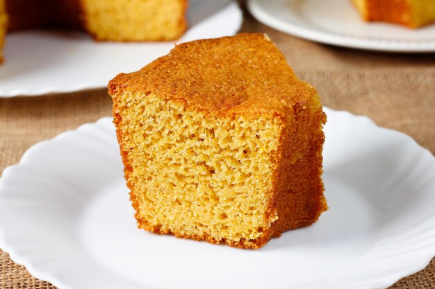 Photo gâteau de maïs sur une assiette blanche sur une table en bois rustique nourriture de fête typique brésilienne