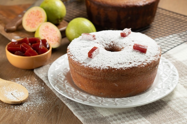 Gâteau de maïs brésilien fait avec un type de farine de maïs Fuba rempli de pâte de goyave Sur une table de fête en bois Bonbons typiques du festival de juin Gâteau de semoule de maïs