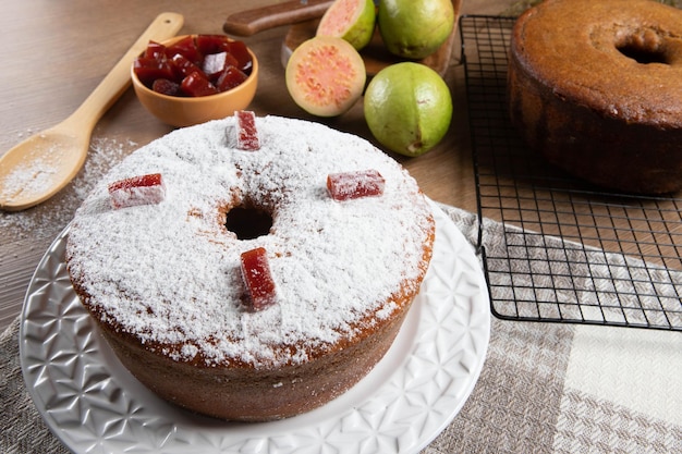 Gâteau de maïs brésilien fait avec un type de farine de maïs Fuba rempli de pâte de goyave Sur une table de fête en bois Bonbons typiques du festival de juin Gâteau de semoule de maïs