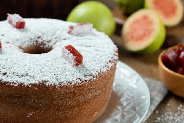 Gâteau de maïs brésilien fait avec un type de farine de maïs Fuba rempli de pâte de goyave Sur une table de fête en bois Bonbons typiques du festival de juin Gâteau de semoule de maïs