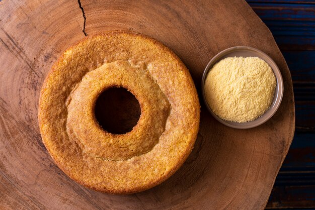 Gâteau de maïs brésilien fait avec un type de farine de maïs