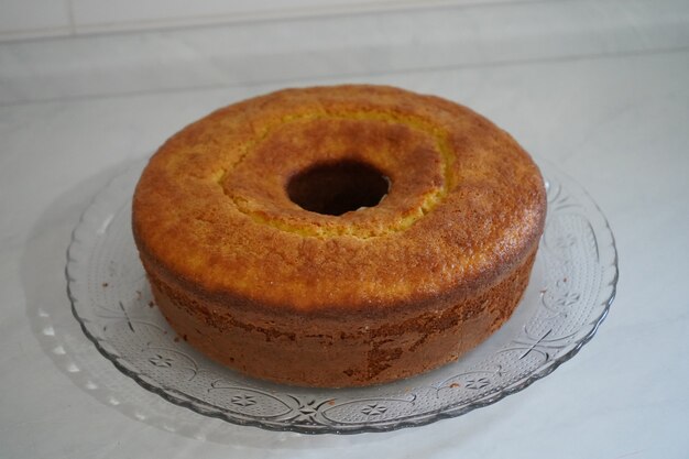 Photo gâteau de maïs cuit à la main sur un plat