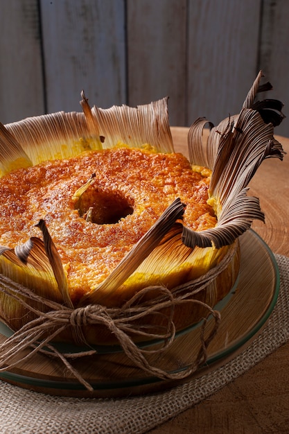 Gâteau de maïs dans la paille. Gateau maison. Typique du Brésil et de l'Amérique du Sud.