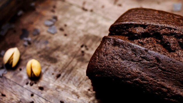 Gâteau maison décoré de pistache et de chocolat