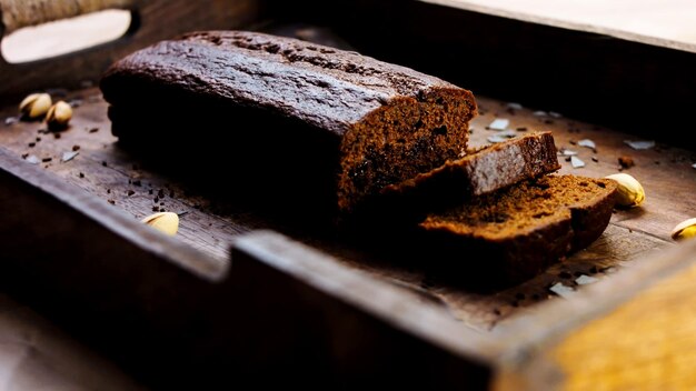 Gâteau maison décoré de pistache et de chocolat