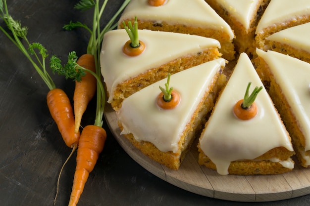 Gateau maison. gâteau aux carottes traditionnel avec de la crème.