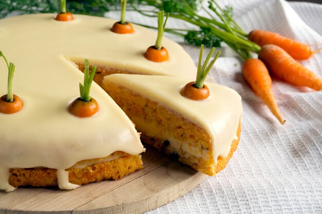 Gateau maison. gâteau aux carottes traditionnel avec de la crème.