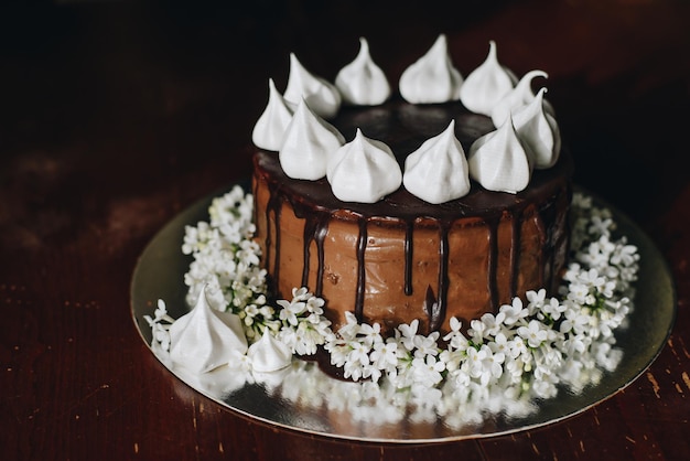 Un gâteau maison recouvert de chocolat