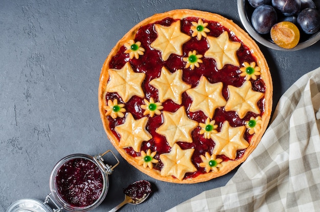 Gâteau maison rond avec confiture de prune