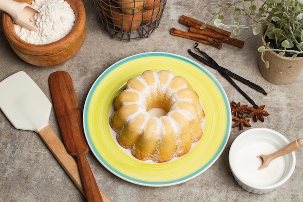 Un gâteau marbré au chocolat et à la vanille sur une assiette à gâteau en cristal