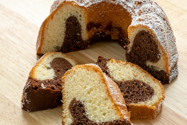 Gâteau marbré fait maison traditionnel Gâteau bundt en marbre tranché sur table en bois