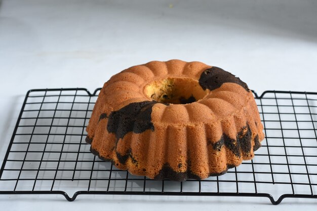 gâteau marbré sur fond blanc