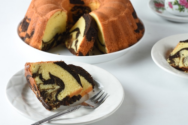 gâteau marbré sur fond blanc