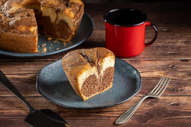 Gâteau marbré et tasse de café sur la table