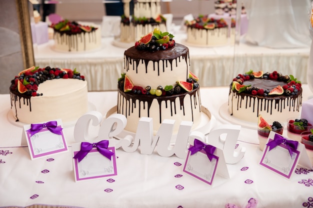 Gâteau de mariage au chocolat et baies