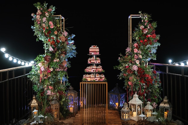 Gâteau de mariage au mariage des jeunes mariés