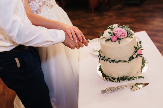 Gâteau de mariage au mariage des jeunes mariés