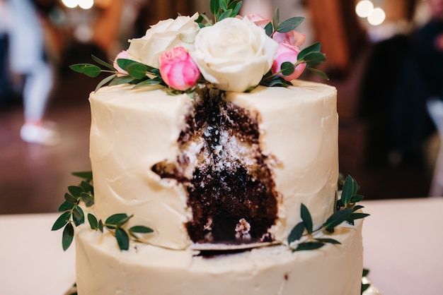 Gâteau de mariage au mariage des jeunes mariés