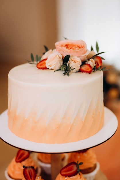 Gâteau de mariage au mariage des jeunes mariés