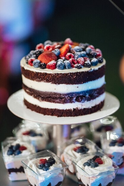 Gâteau de mariage au mariage des jeunes mariés