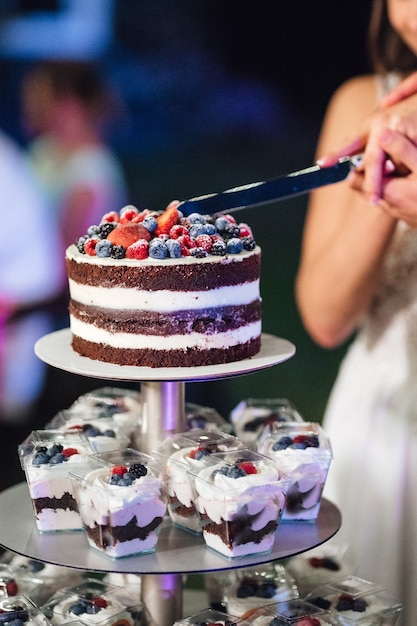 Gâteau de mariage au mariage des jeunes mariés