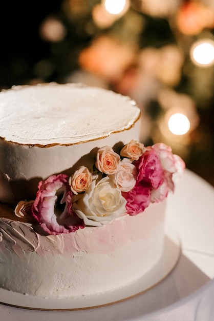 Gâteau de mariage au mariage des jeunes mariés