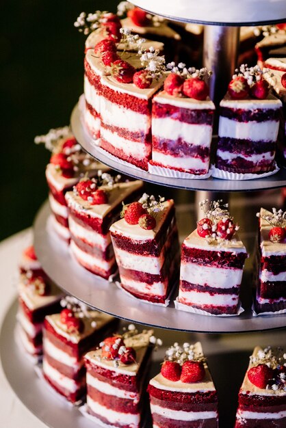 Gâteau de mariage au mariage des jeunes mariés