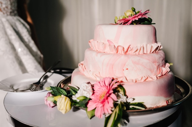 Gâteau de mariage sur banquet. Gâteau aux fleurs roses délicates.