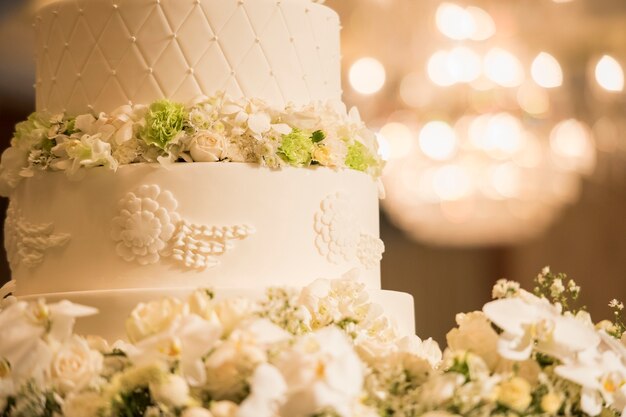 Gâteau de mariage blanc avec fleur