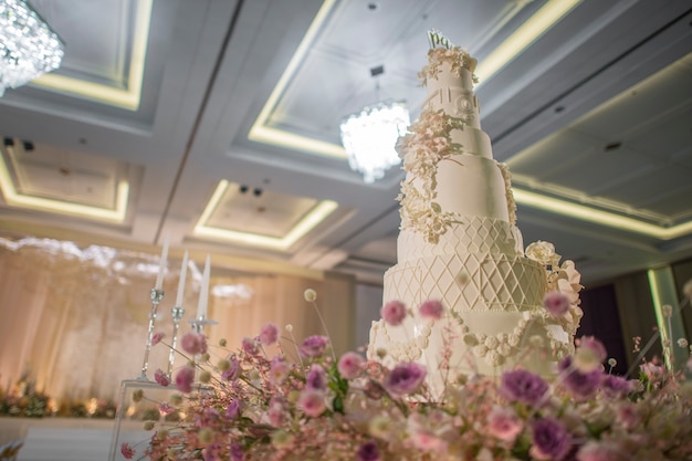 Gâteau de mariage blanc avec fleur