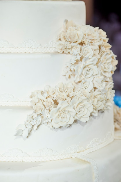 Gâteau de mariage blanc avec fleur