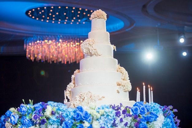 Gâteau de mariage blanc avec fleur