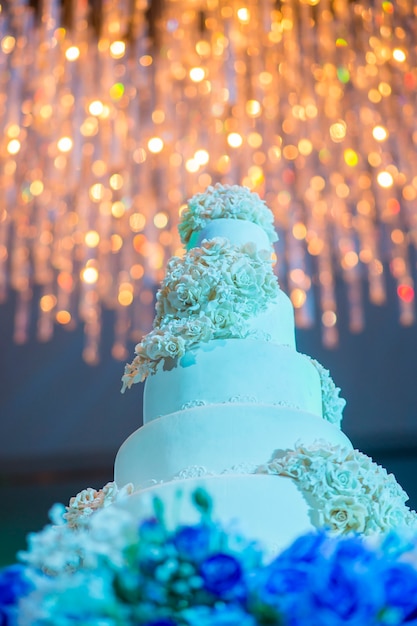 Gâteau de mariage blanc avec fleur